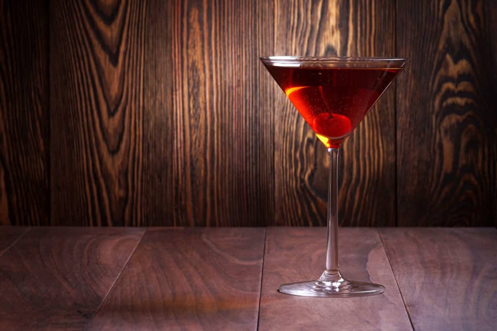 Ein Cocktailglas mit Kirsche.